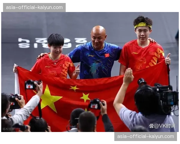特写：世乒赛颁奖仪式，中国队员与教练组一同高举国旗