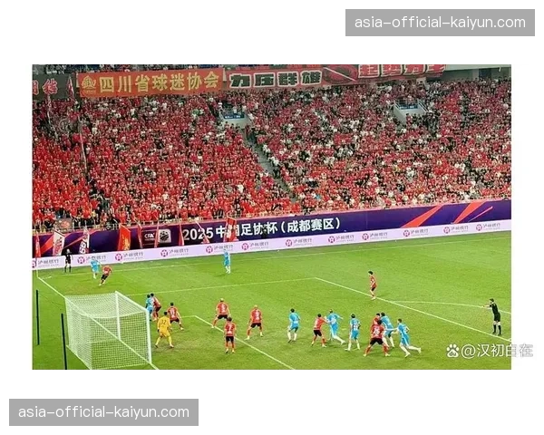 客队门将扑救时撞上门柱，经队医长时间检查后确认可以继续比赛